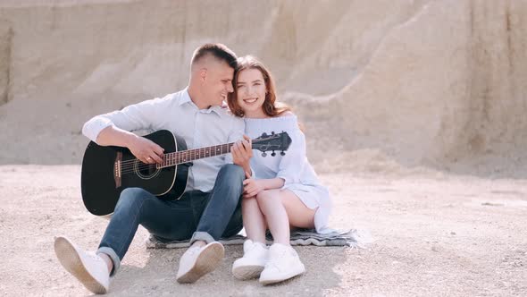 Boyfriend Performs Song for Girlfriend While Having Date