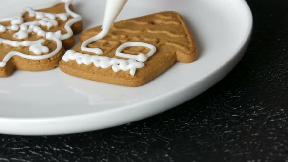 Decorating Holiday Gingerbread Cookie