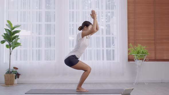 Individual hatha yoga instructor training Parivrtta Anjaneyasana crescent lunge