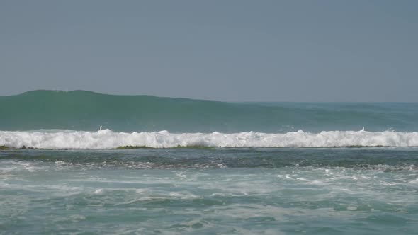 Breathtaking Boundless Turquoise Ocean with Large White Wave