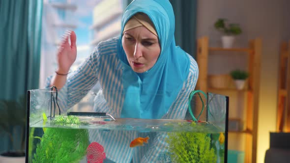 Muslim Woman in National Headscarf Smelled the Rotten Smell of Water From the Aquarium