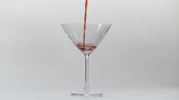 Pouring red wine into empty glass, Ultra Slow Motion alt