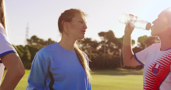 Side view of female soccer players drinking water 4k