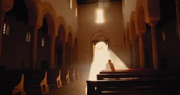 Man praying in the Church alt