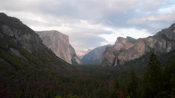 Timelapse of Yosemite National Park at the tunnel view point during the day.