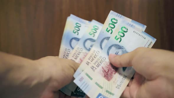 Counting 500 Mexican Pesos Bills