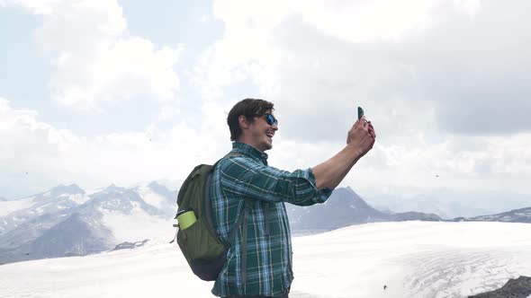 Man Blogger Shows Mountains to Subscribers Via Phone Camera