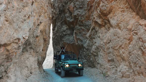 Happy Traveler Off Road In Stone Canyon