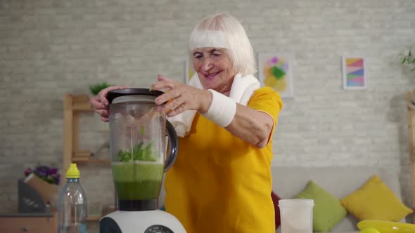 Positive Fitness Granny Makes Green Smoothies