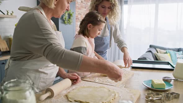 Video of grandmother teaching granddaughter how to make Easter cake