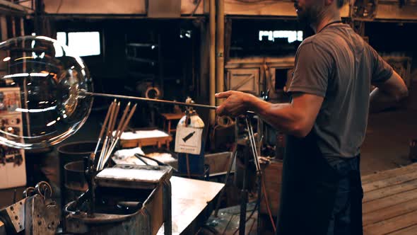 Glassblower free blowing glass