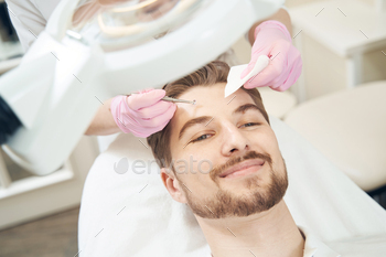 g procedure in beauty center with help of uno spoon