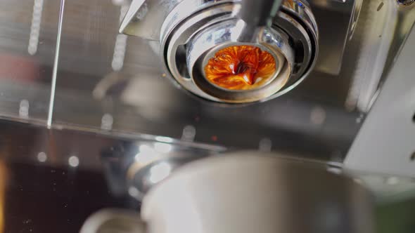 a Complete Process of Beautifully Extracting Espresso in a Thin Stream From the Naked Filter Holder