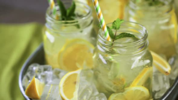 Beverage tray with with iced tea with citrus.