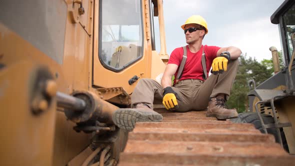 Construction Heavy Duty Equipment Worker