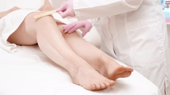 Beautician Spread Apply Gel on Girl Leg to Removes Hair Hair Removal for Smooth Skin Diode Laser