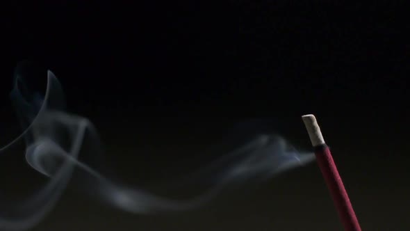 Smoking incense on black background, Slow Motion alt