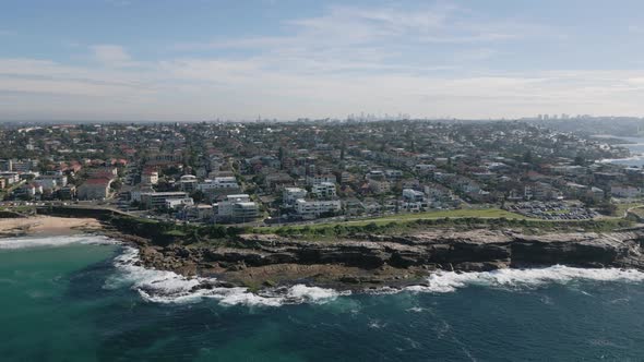 Waterfront properties and neighborhood houses in the eastern suburb of Sydney at Maroubra Beach. Aer