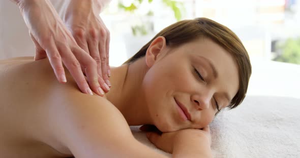 Close up of woman therapist massaging the shoulders of her patient