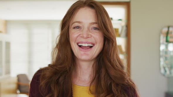 Portrait of caucasian woman looking to camera smiling