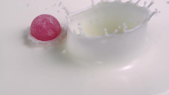 Gummy in milk, Slow Motion