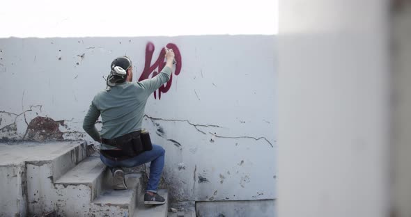 Graffiti artist painting with aerosol spray 4k