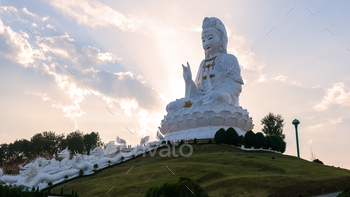  Kang is one of the most impressive temples in Chiang Rai. The main attraction of this temple complex built in 2001, is a 100-meter-high white Buddha.