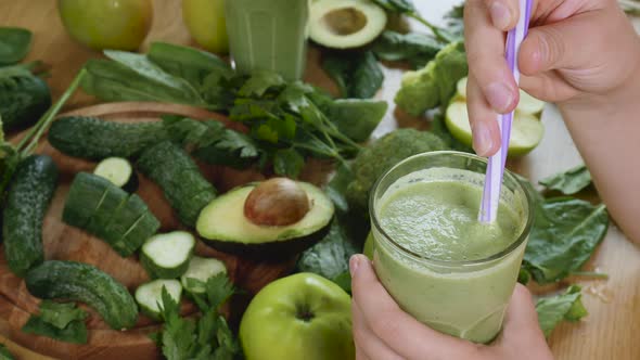 Organic Freshly Squeezed Green Vegetable and Fruit Smoothie Into the Glass