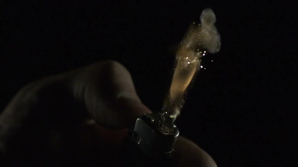 Light a fire on lighter, Slow Motion alt