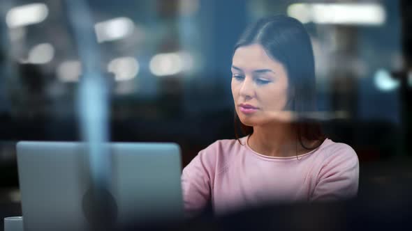 Focused Business Woman Work Use Laptop Pc at Public Cafeteria