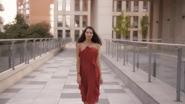 Fashion Woman in on City Street