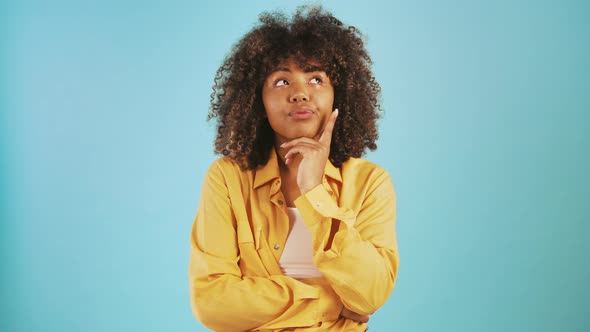 Africanamerican Lady Thinking About Something Raising Up Forefinger Like Got an Idea Smiling Posing