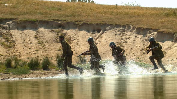 War soldiers running through the water, Ultra Slow Motion