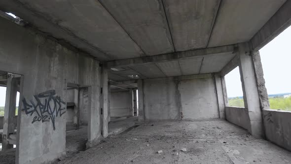 FPV Drone Flies Maneuverable Through an Abandoned Building