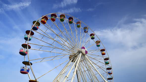 4k Time-lapse of Ferris Wheel at amusement park with blue sky background