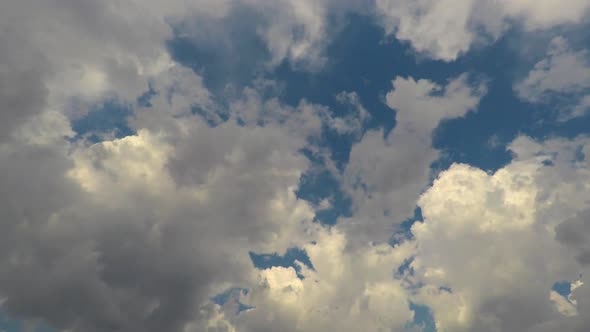 Fluffly Clouds Moving Rapidly - Timelapse - Time lapse