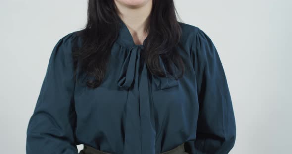 Woman giving thumbs up alt