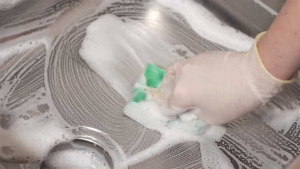 Cleaning kitchen sink with foamed detergent