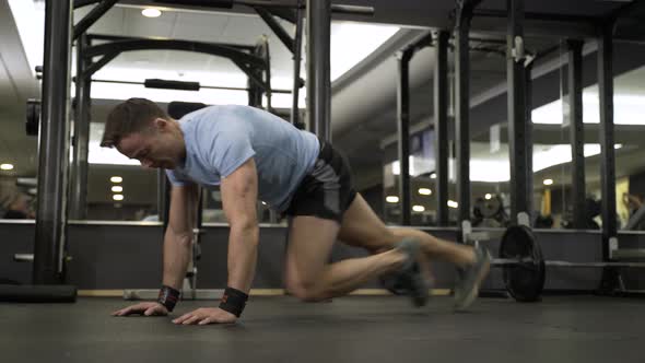 Image of a muscular man doing cardio exercises at the gym.