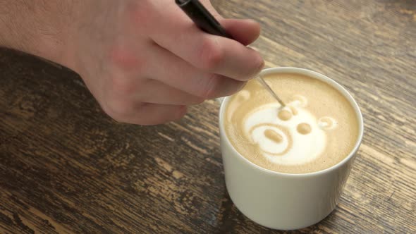 Hand Making Latte Art Bear.