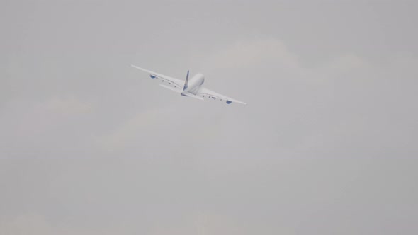 Widebody Four-engine Airplane Climb