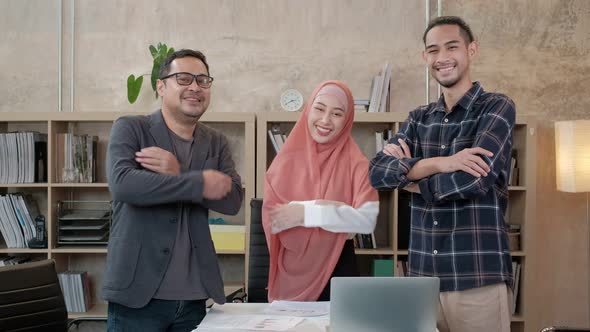 A group of Muslim startup team discussions in a small office.