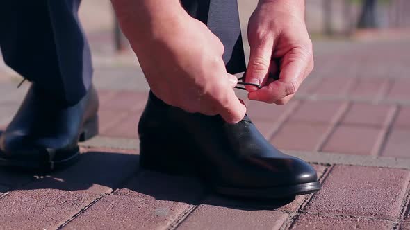 Tying Shoelaces