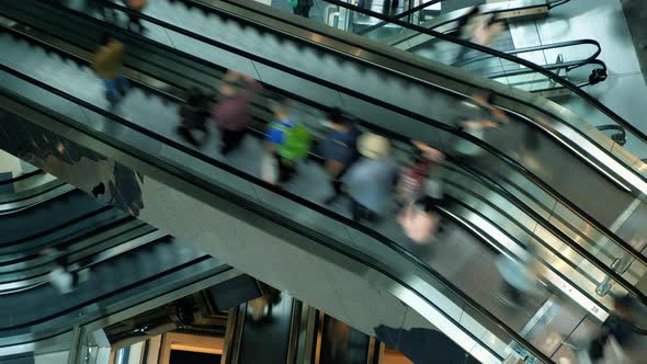 People in escalators at the modern shopping mall. Time lapse.