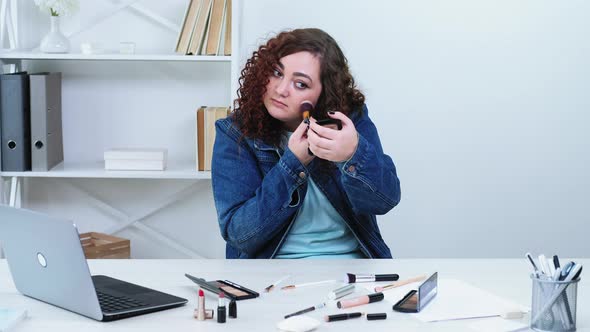 Daily Makeup Woman Employee Overweight Brush Desk