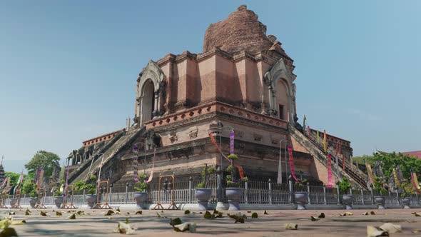 4K Cinematic landscape footage of the buddhist temple monument of Wat Chedi Luang in the old town of