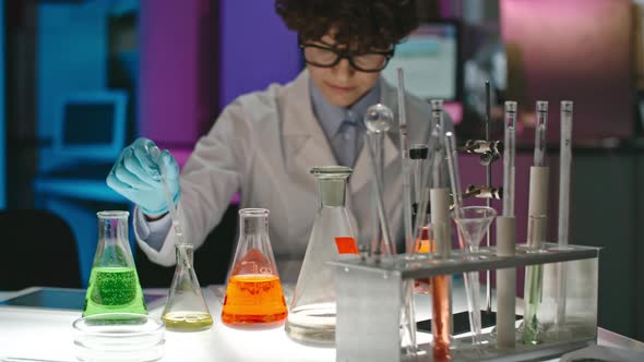 Female Scientists Working with Solutions alt