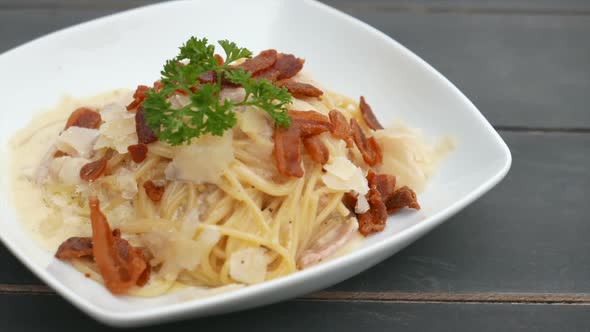 Spaghetti carbonara with white cream sauce