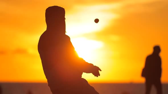 Street Entertainer Juggling on Boardwalk Venice Beach alt