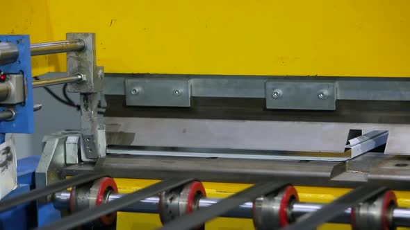 automatic bending machine bends the edges of sheet metal